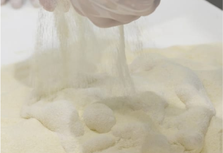 米粉を加工した専用打ち粉上で指先を使い成形を行います。